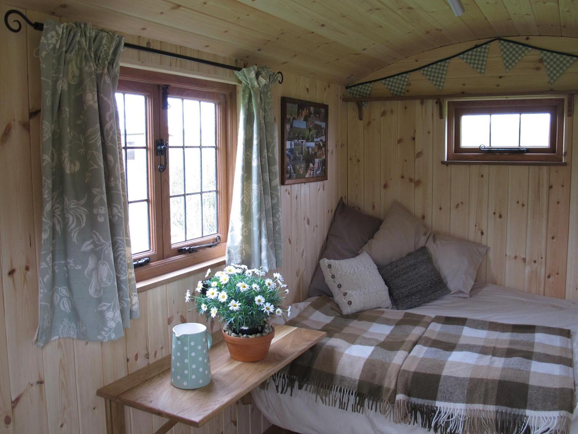 Marshwood Farm B&B And Shepherds Hut Dinton  Exterior foto