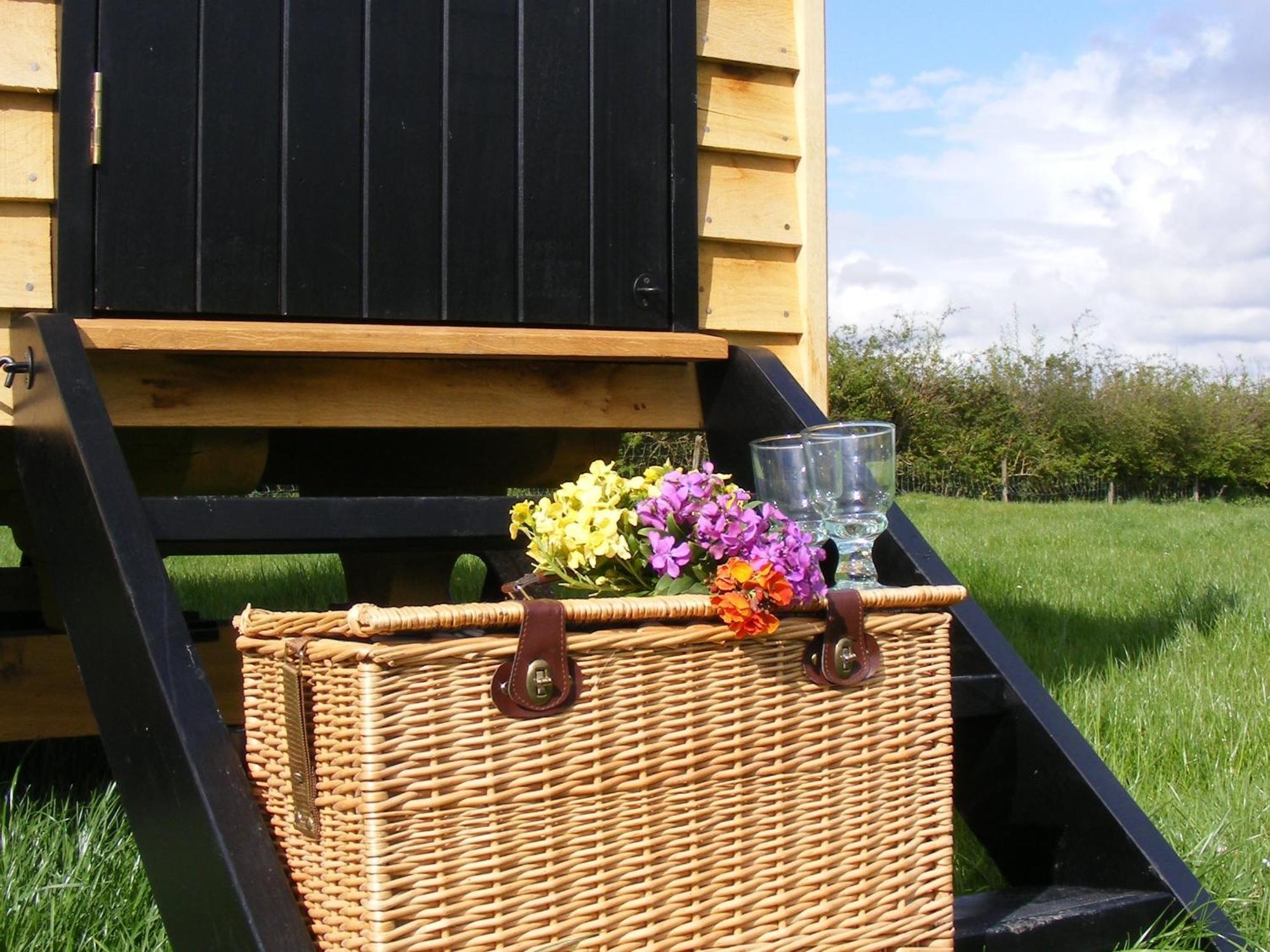 Marshwood Farm B&B And Shepherds Hut Dinton  Exterior foto